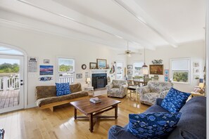Smart TV, DVD player - Waterfront Home on Intracoastal with Private Boat Dock, Screened Porch, WiFi, AC (Holden Beach)