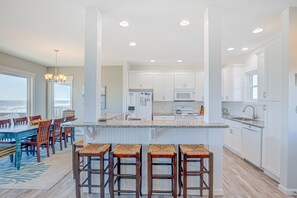 ثلاجة، ميكروويف، فرن، موقد طهي مسطح