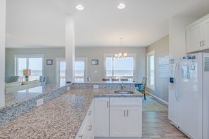 ثلاجة، ميكروويف، فرن، موقد طهي مسطح