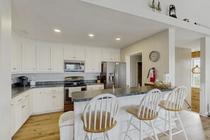 Jääkaappi, mikroaaltouuni, uuni, liesi