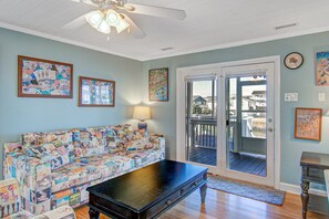 Télévision, lecteur de DVD, table de tennis de table