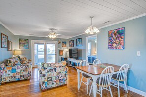 Télévision, lecteur de DVD, table de tennis de table