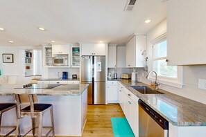 ثلاجة، ميكروويف، فرن، موقد طهي مسطح