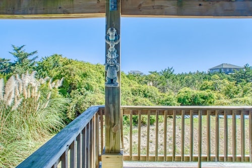 Spacious oceanside home w/elevator, private hot tub, grill-Dogs welcome