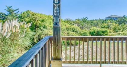 Spacious oceanside home w/elevator, private hot tub, grill-Dogs welcome