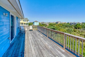 Terrace/patio - Spacious oceanside home w/elevator, private hot tub, grill-Dogs welcome (Salvo)