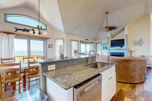 Jääkaappi, mikroaaltouuni, uuni, liesi