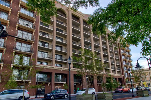 Downtown condo w/balcony view of Cape Fear River & Battleship North Carolina