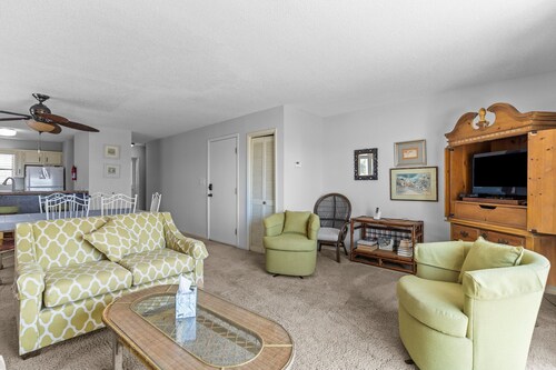 Spacious oceanfront duplex with two kitchens, large deck, WiFi, & AC - dogs OK