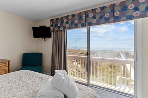 6 bedrooms, free WiFi, bed sheets - Spacious oceanfront duplex with two kitchens, large deck, WiFi, & AC - dogs OK (Holden Beach)