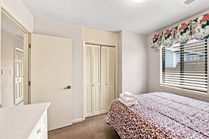 6 bedrooms, WiFi (free), bed sheets - Spacious oceanfront duplex with two kitchens, large deck, WiFi, & AC - dogs OK (Holden Beach)