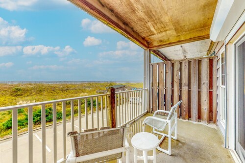 Oceanfront condo with private balcony, hot tub, outdoor pool, & pool table