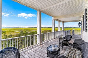 Terrace/patio - Beachside home with ocean view decks, WiFi, and washer/dryer (Holden Beach)
