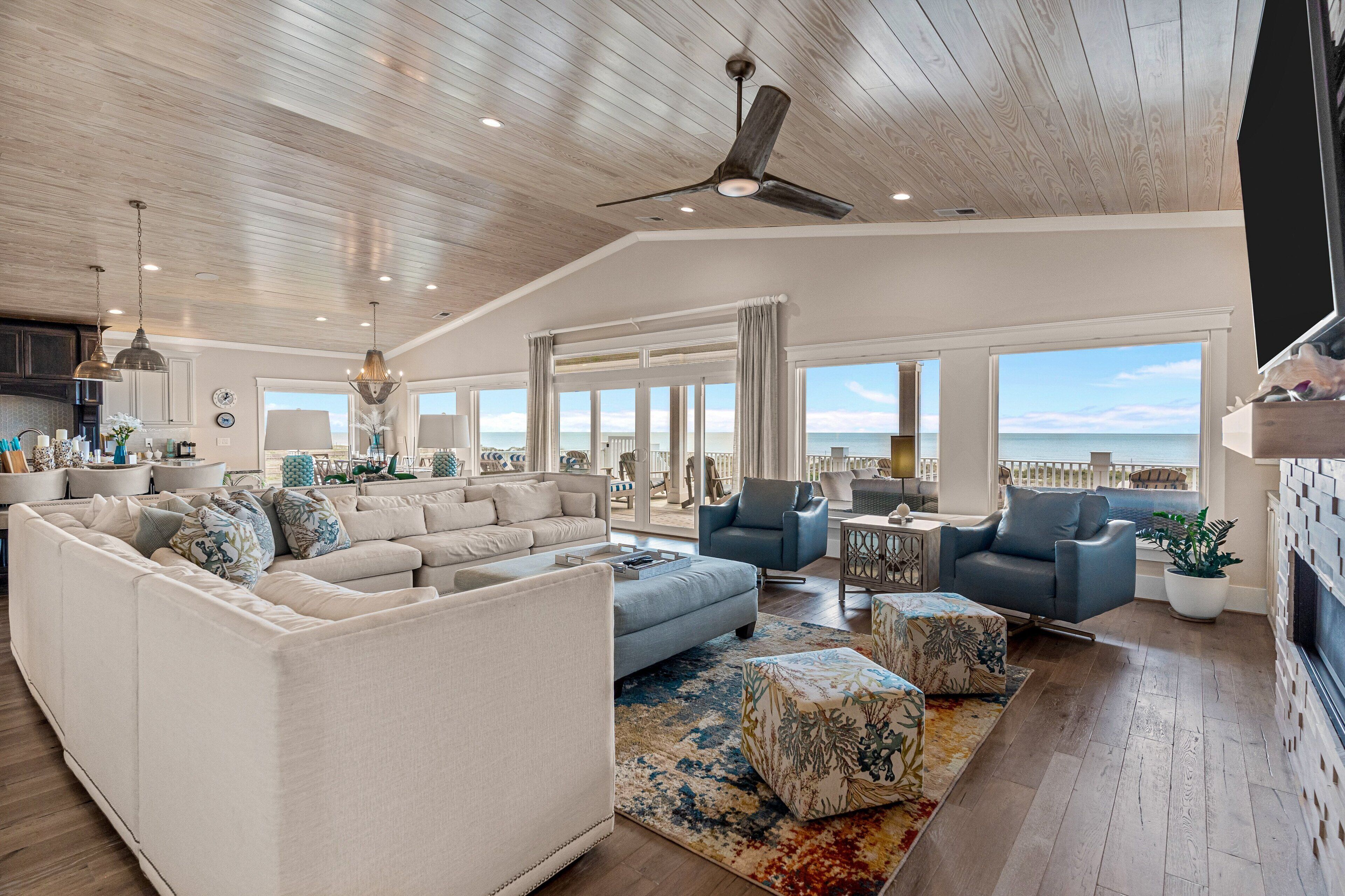 Télévision, cheminée, lecteur de DVD, chaîne hi-fi