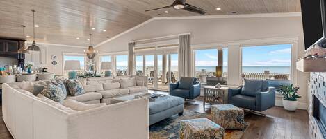 Télévision, cheminée, lecteur de DVD, chaîne hi-fi