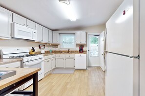 Kjøleskap, mikrobølgeovn, ovn og kokeplater