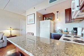 Køleskab, mikrobølgeovn, ovn, kogeplade