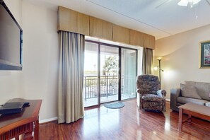TV - Condo with balcony, walkable locale, great views of Cape Fear River (Wilmington)