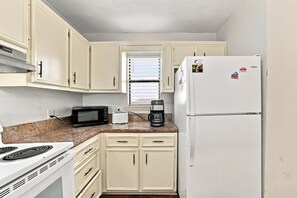 Coffee/tea maker, fridge, microwave, oven