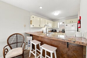 Coffee/tea maker, fridge, microwave, oven - Oceanfront home with WiFi, central AC, washer/dryer - dogs welcome (Holden Beach)