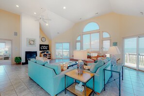 Télévision, cheminée, lecteur de DVD, chaîne hi-fi