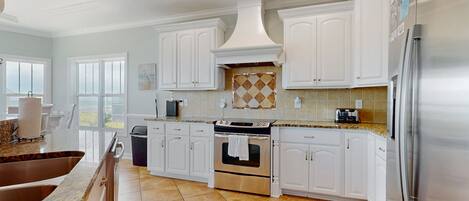 冷蔵庫、電子レンジ、オーブン、コンロ