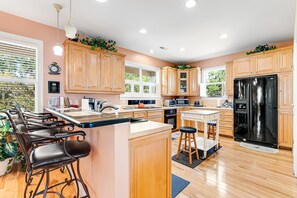 Kjøleskap, mikrobølgeovn, ovn og kokeplater