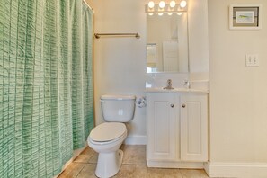 Shower, towels - Oceanfront, dog-friendly condo with pool, hot tub, large deck, fast WiFi, & view (Hatteras)