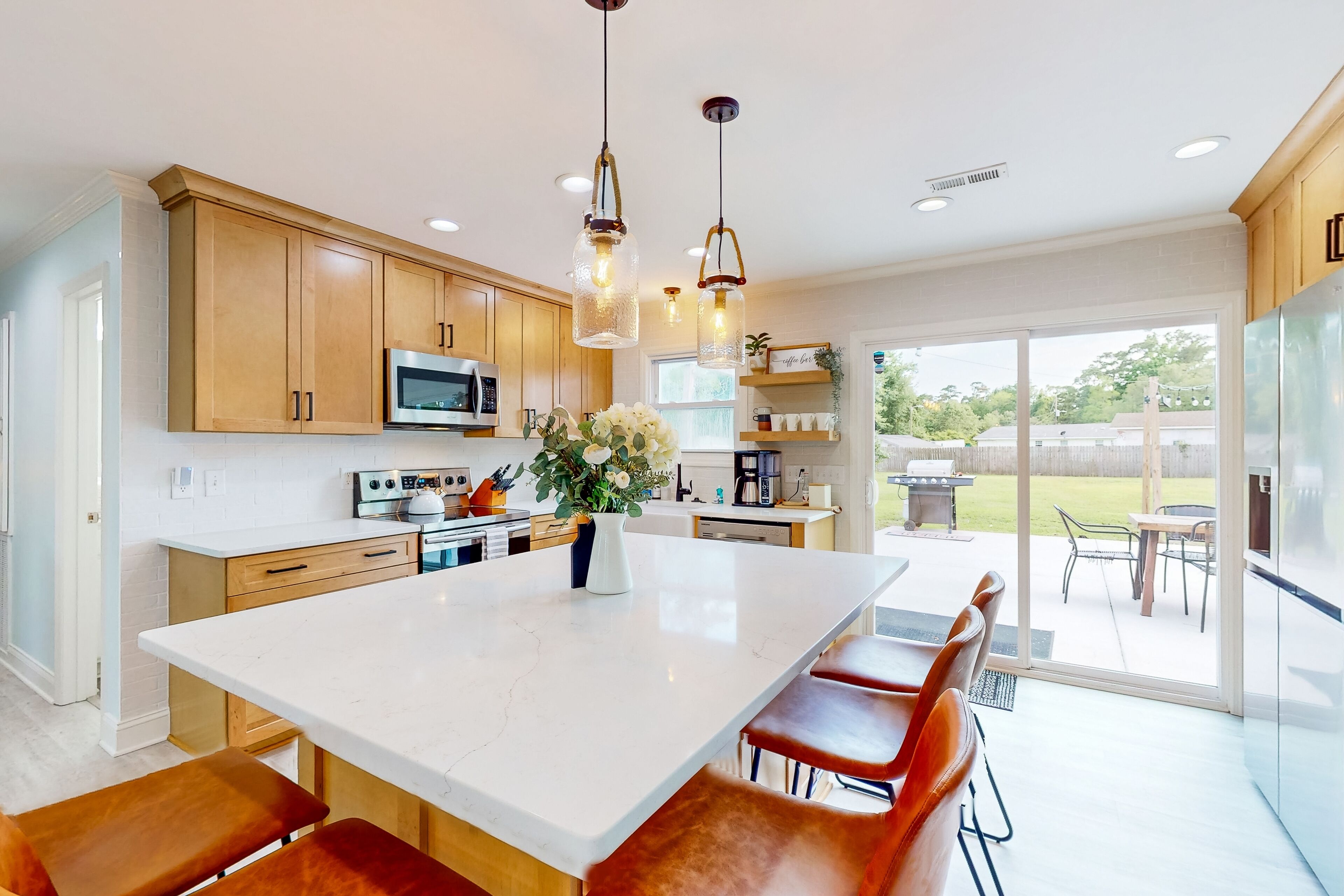 Kjøleskap, mikrobølgeovn, ovn og kokeplater