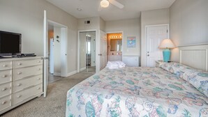 Makuuhuoneessa on sänky, lipasto, kattotuuletin ja televisio.
