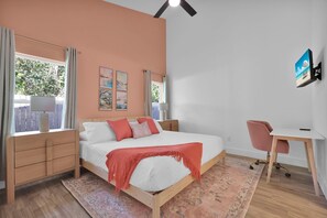 3 bedrooms, iron/ironing board, WiFi, bed sheets - Designer stay! 5 min to Nights of Lights-GameRoom- 5 mins to Nights ofLights (St. Augustine)