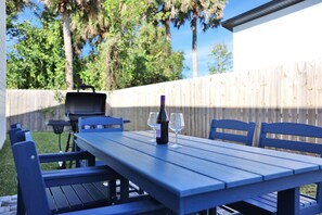 Outdoor dining - Designer stay! 5 min to Nights of Lights-GameRoom- 5 mins to Nights ofLights (St. Augustine)