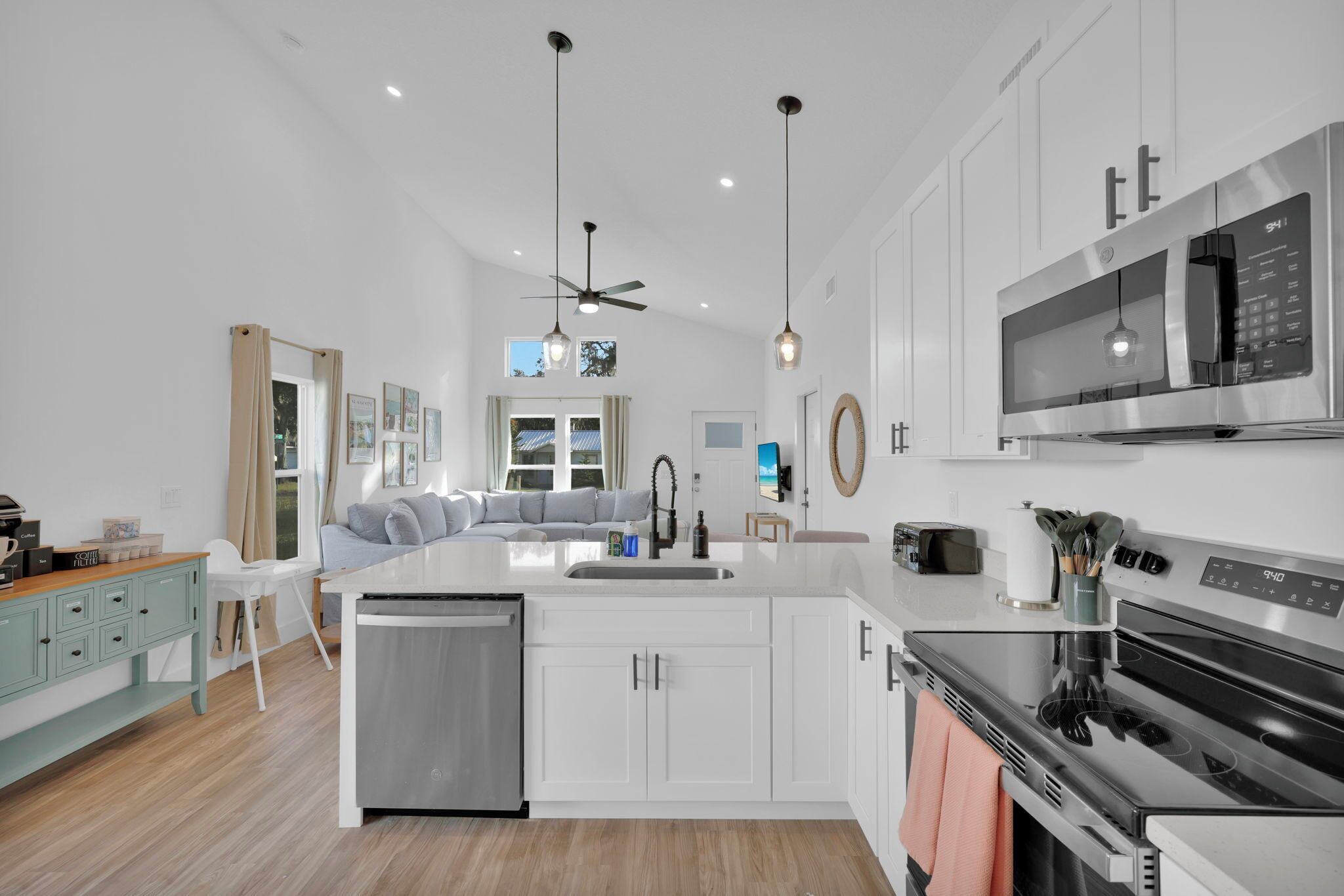 Mikrobølgeovn, ovn, kokeplater og oppvaskmaskin