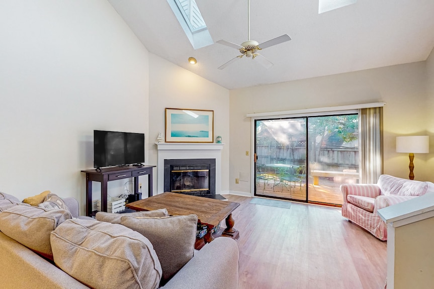 Beautiful Townhome With Pool, Patio, Pack-n-play, Internet, W/d, & Central Ac - Wilmington, NC