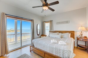 6 bedrooms, free WiFi, bed sheets - Sound- & ocean-view home with private pool, hot tub & movie room - dog-friendly (Hatteras)