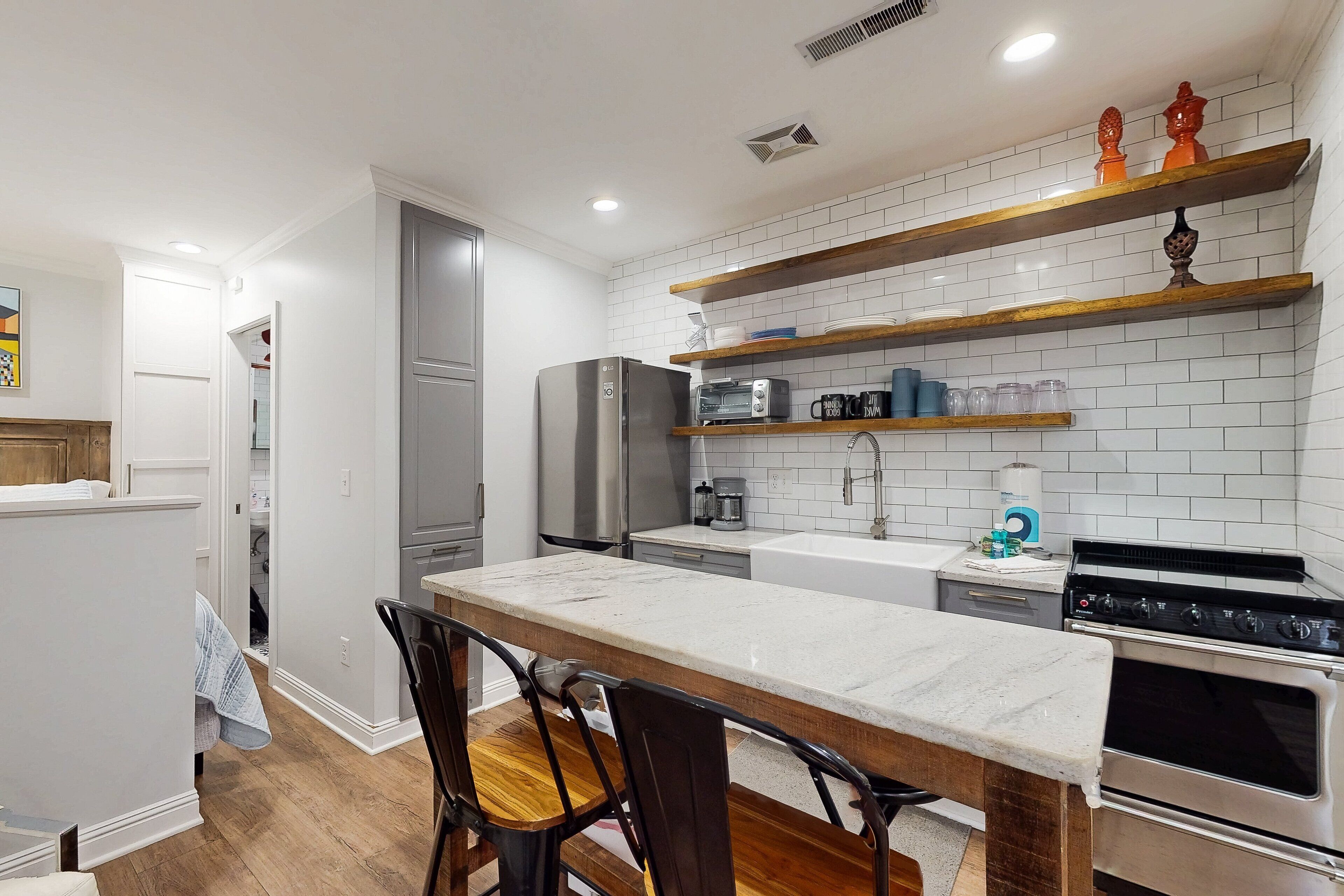 Kühlschrank, Ofen, Herdplatte, Wasserkocher mit Kaffee-/Teezubehör