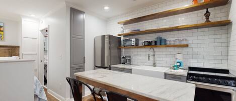 Kühlschrank, Ofen, Herdplatte, Wasserkocher mit Kaffee-/Teezubehör