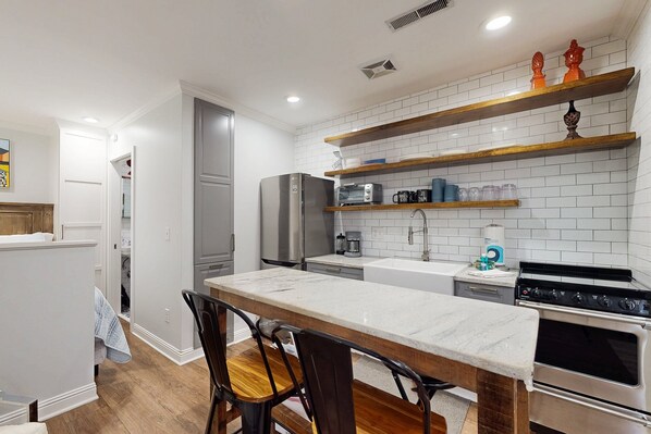 Fridge, oven, stovetop, coffee/tea maker