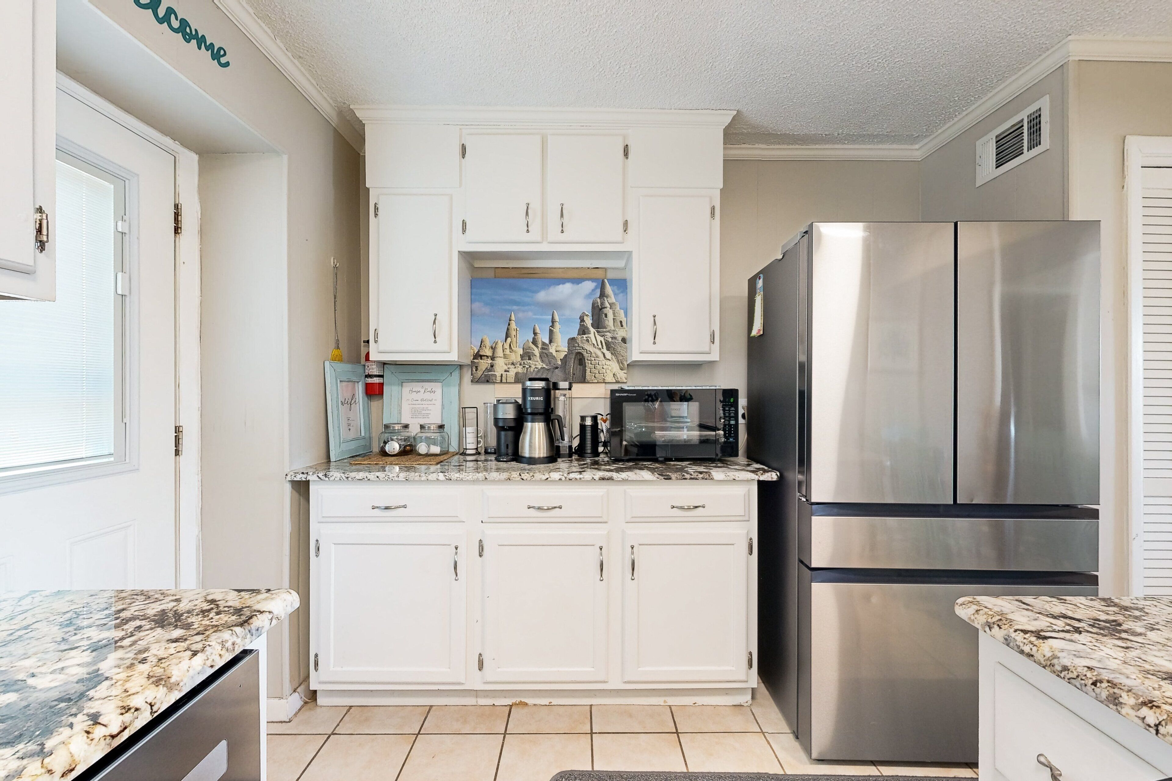 Jääkaappi, mikroaaltouuni, uuni, liesi