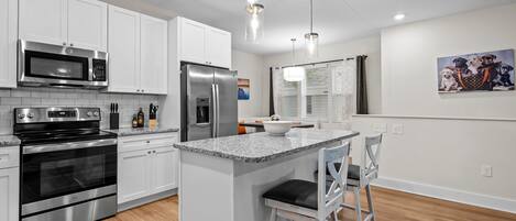 ثلاجة، ميكروويف، فرن، موقد طهي مسطح