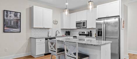 ثلاجة، ميكروويف، فرن، موقد طهي مسطح