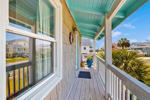 Terrace/patio - Dog-friendly waterfront home with private boat dock and close to beach access (Holden Beach)