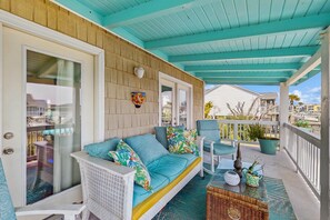 Terrace/patio - Dog-friendly waterfront home with private boat dock and close to beach access (Holden Beach)
