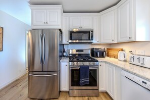 Mikroaaltouuni, uuni, liesi, astianpesukone