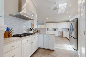 ثلاجة، ميكروويف، فرن، موقد طهي مسطح