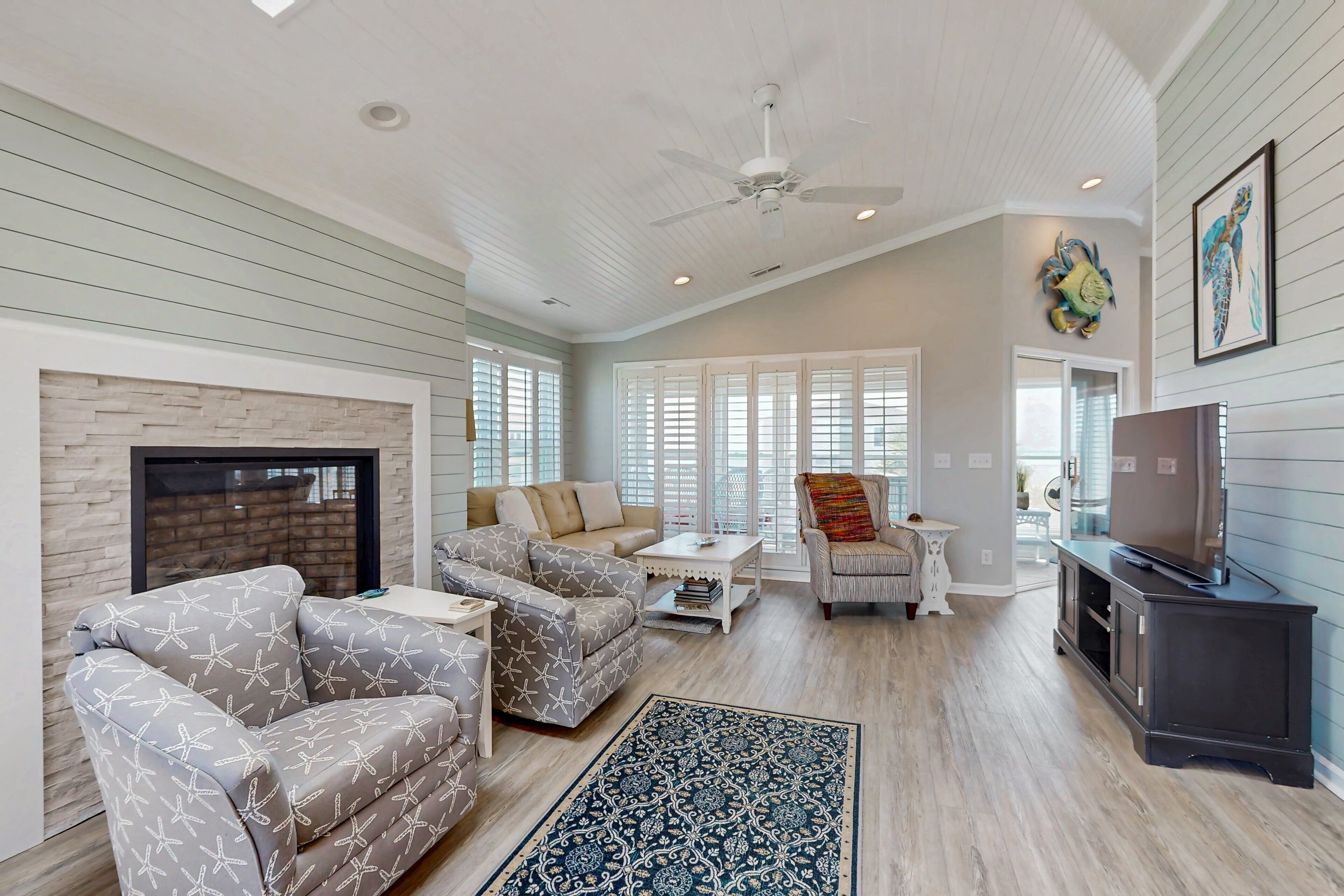Smart TV, fireplace