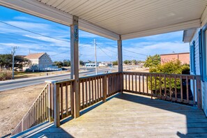Property grounds - Convenient home with private washer/dryer, WiFi, central AC, and full kitchen (Hatteras)