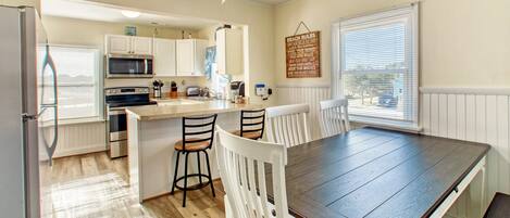 Kjøleskap, mikrobølgeovn, ovn og kokeplater