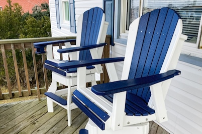Convenient home with private washer/dryer, WiFi, central AC, and full kitchen