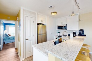 Geladeira, micro-ondas, fogão, cooktop